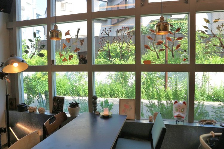 窓際のテーブル席は、陽の光がたっぷりと差し込んで気持ちがいい。