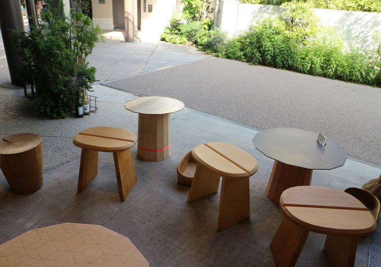 木の温もりを感じられるテラス席もおすすめ。