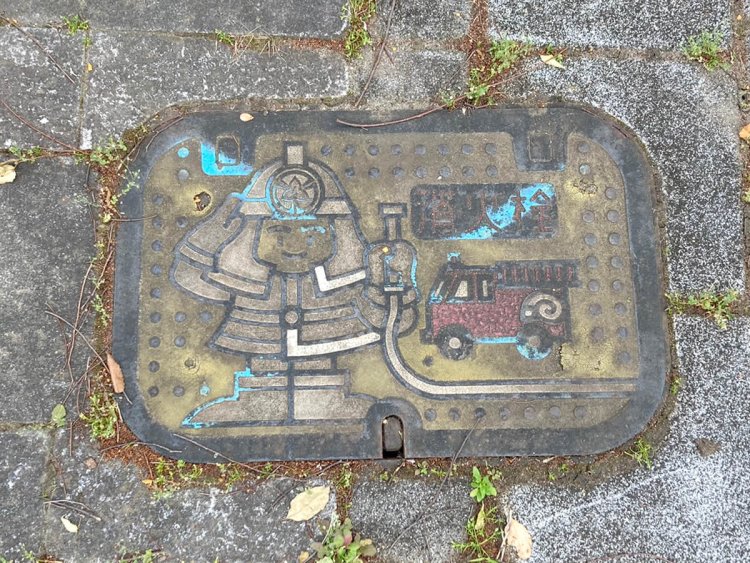 だいぶ古びてはいるが、絵柄は消防車と消防士のかわいらしいデザイン（所沢）。