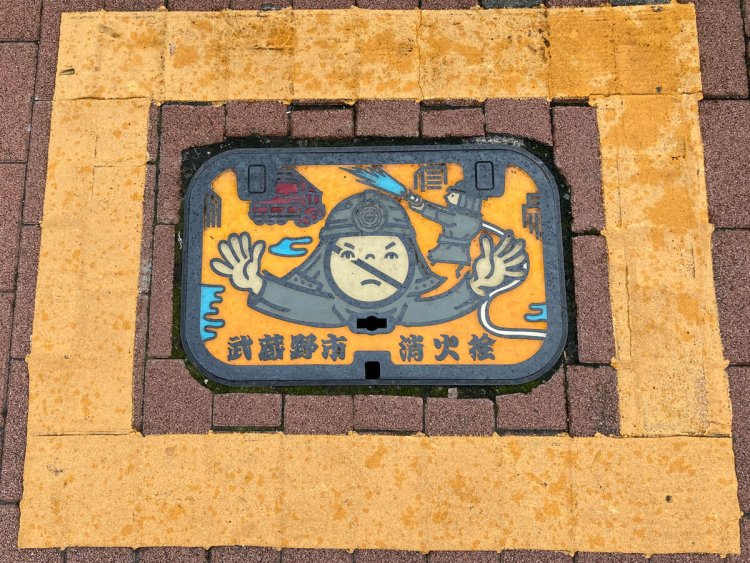 同じデザインの丸蓋もある（吉祥寺）。