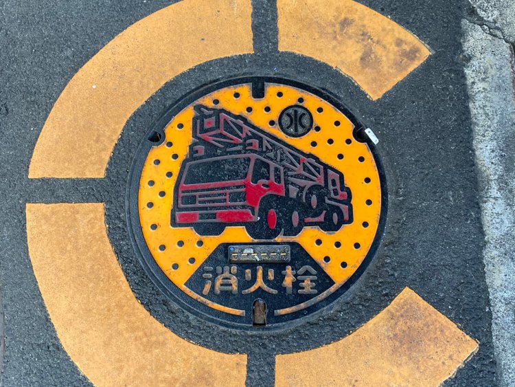 渋川のものとデザインは同じように見えるが、背景の水玉の数など、細かな違いがある（熱海）。