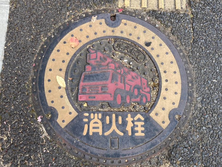 斜め消防車＋輪っかの背景の組合せ（前橋）。