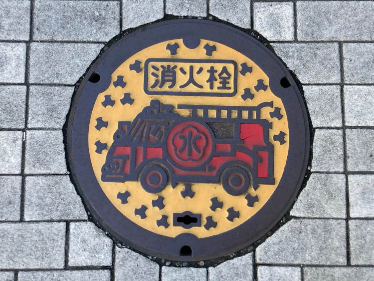 真横からの消防車。車種自体も古い型のようである（小田原）。