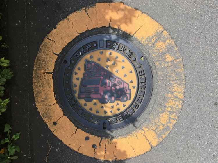 こちらは背景が三角。「毎日気持ちは節水曜日」という標語も入る（昭島）。