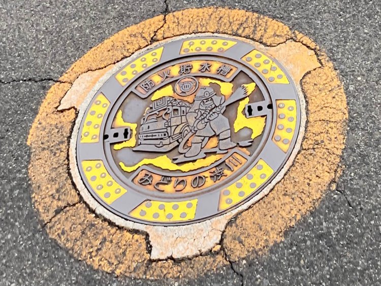 こちらは消防水利の一つ、貯水槽蓋。真剣な表情で消火にあたる消防士がデザインされている（渋川）。