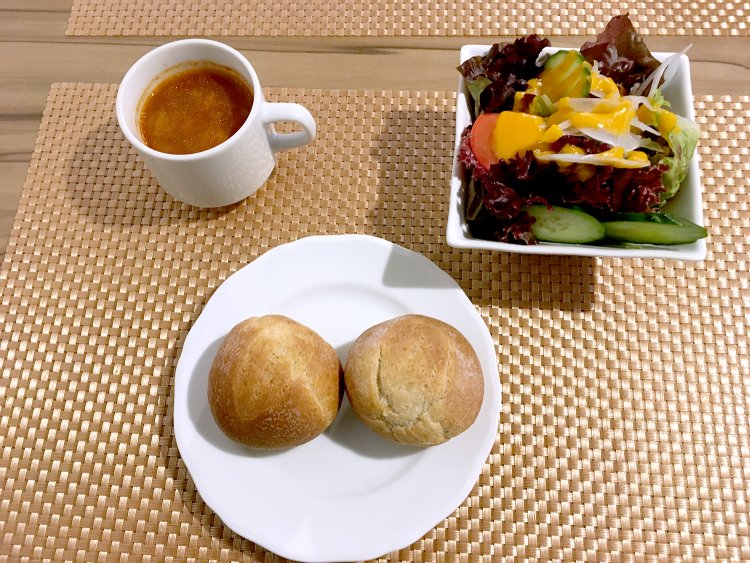 まずはスープとミルクパン2個、サラダがテーブルに。ミルクパンは1個100円で追加できる。