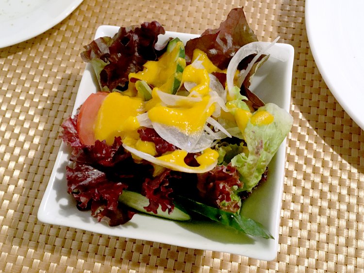 シャキシャキ野菜と相性抜群のにんじんドレッシング。このドレッシングも自家製だ。