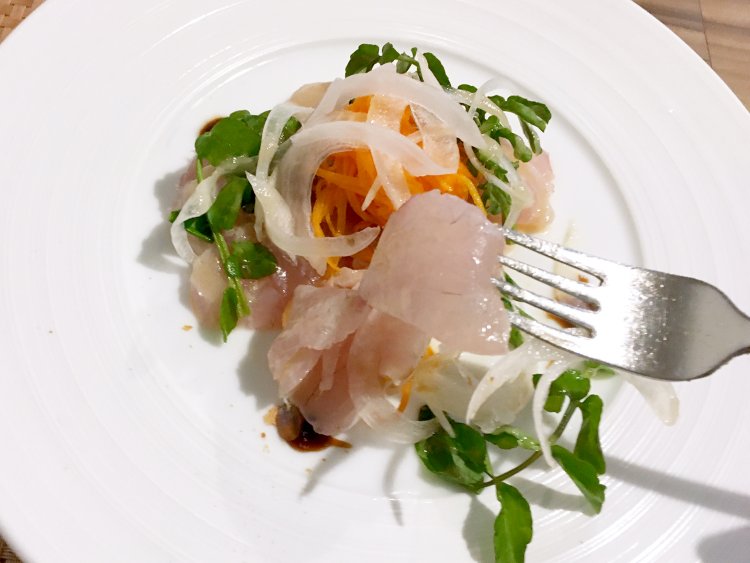 この日の鮮魚はシェフが豊洲市場で自ら厳選したスズキ。成松シェフは釣りが趣味で、自分で釣った魚を出すこともあるそう。