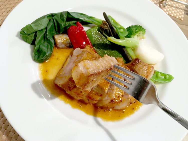 付け合わせの野菜は小松菜、スナップエンドウ、小蕪、ブロッコリー、ピーマン、レッドピーマンと盛りだくさん。