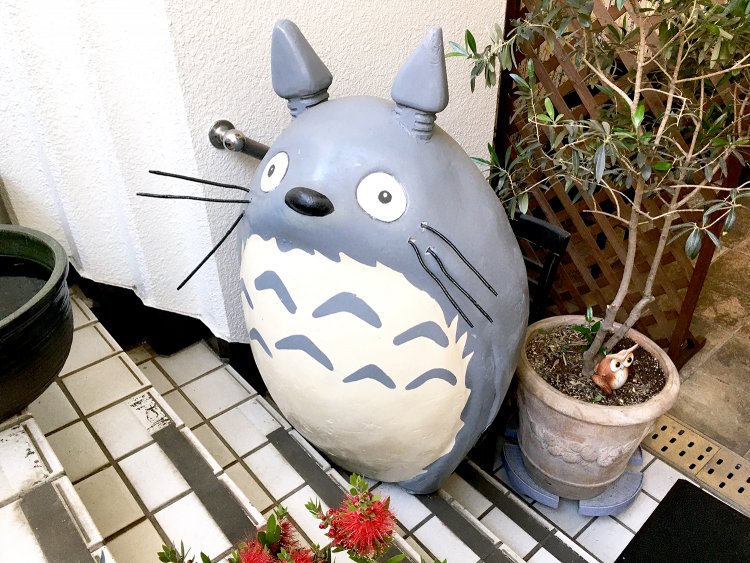 地元の子供たちのアイドル。歩道から見えるところに置いてある。