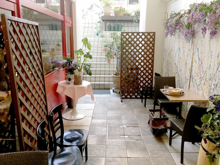 ビルの入り口の階段を上り、エレベーターに乗って1階のボタンを押す。外からは地下に見えるが、ここがこのビルの1階。