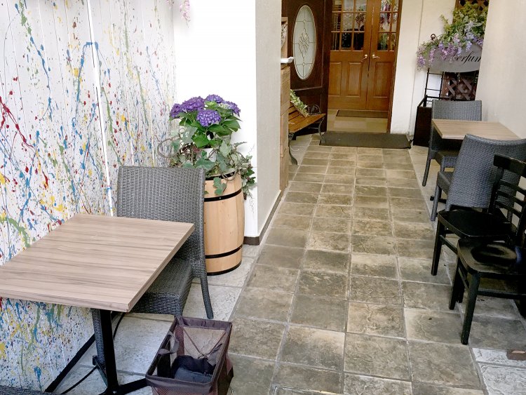 南仏の小道をイメージしたテラス席。テラス席はペットの同伴OK。