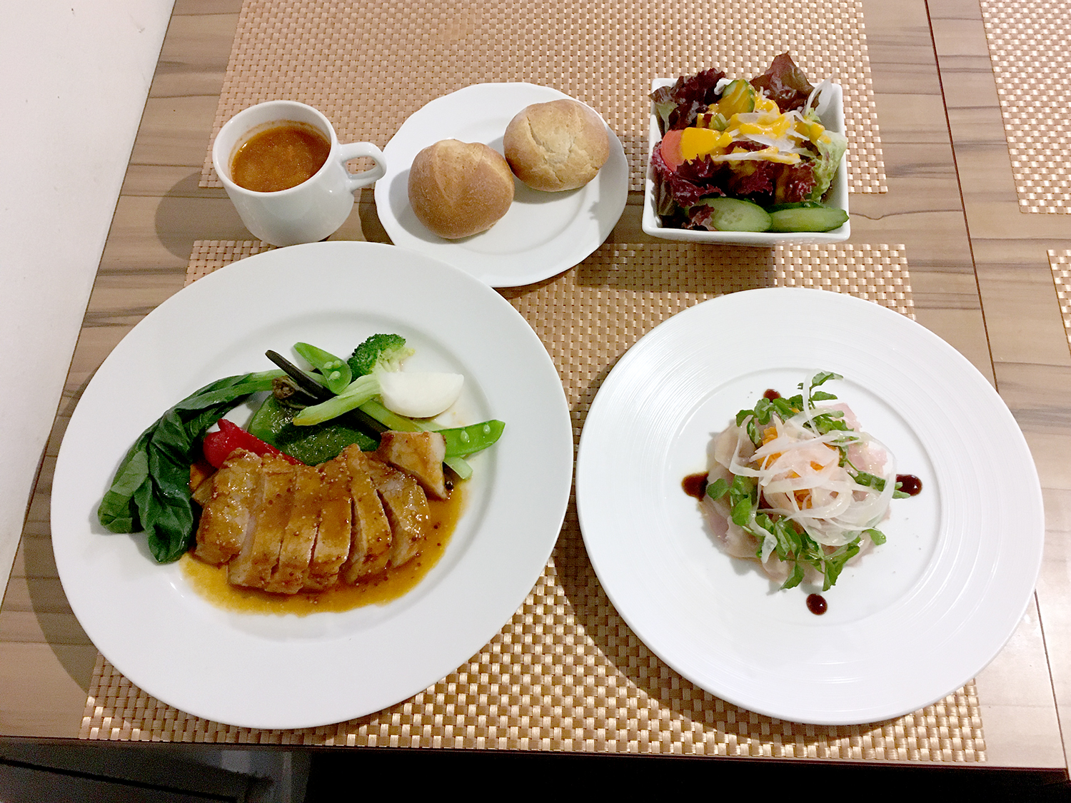 前菜とメインを選べるカジュアルセット1500円。サラダ、スープ、ミルクパンがつく。コーヒーまたは紅茶セットはプラス100円。