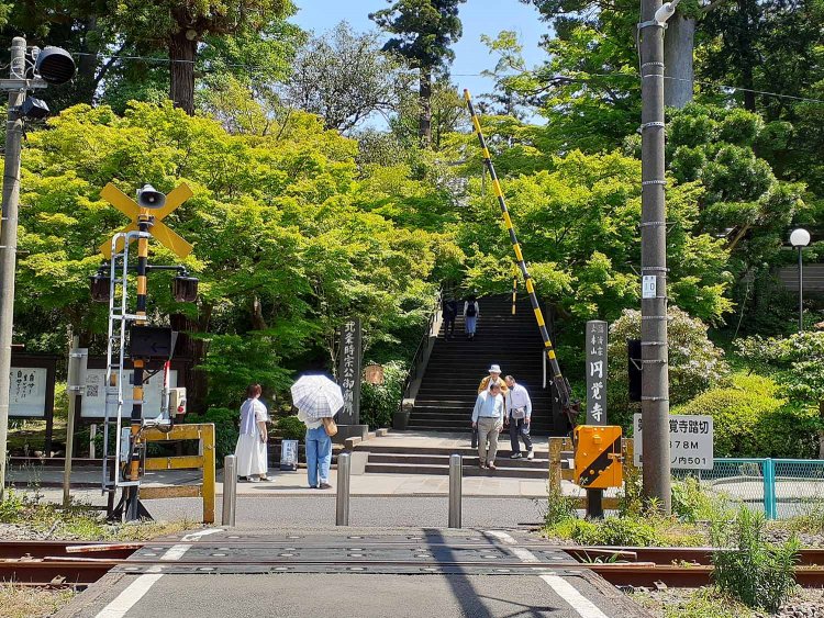 北鎌倉駅近く、円覚寺への参道に設けられている横須賀線の踏切。作品にもチラっと映る。