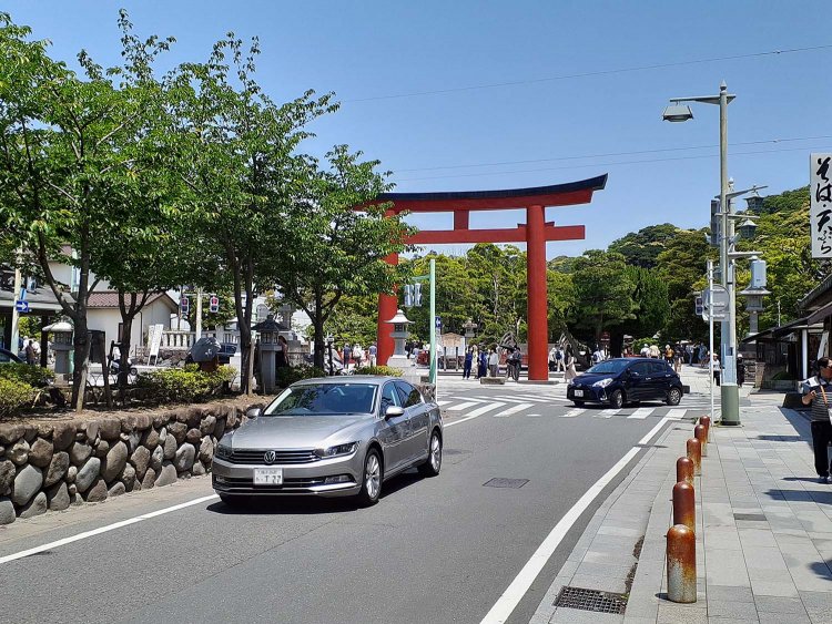 若宮大路。寅さんと満男が歩いたのは、三之鳥居のちょい南のこのあたりか。