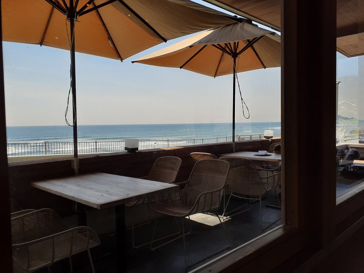 稲村ヶ崎の「豪華なレストラン」(満男談)のシーンで使われたのは、稲村ヶ崎温泉併設のレストランか。現在はアジア・エスニック料理店『Ninai』が営業中。