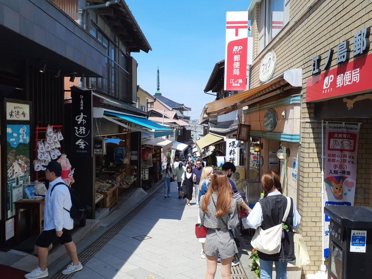 江島神社の参道・弁財天仲見世通り。『江ノ島亭』で寅さん&かがりさんが語り合ってる最中、満男はこの通りを何往復したのだろうか。