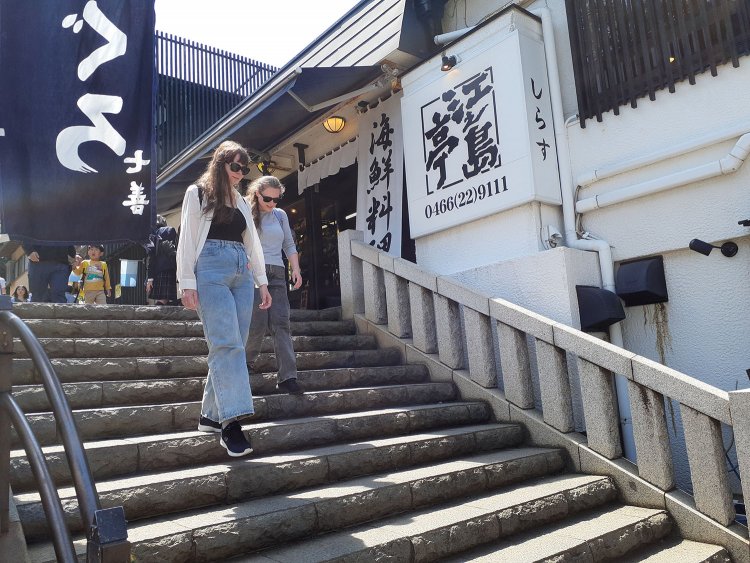 江ノ島の裏手にある御食事処『江之島亭』。創業は明治42年（1909）。改装はされているが、寅さんとかがりさんがもたれた窓辺や、そこからの雄大な相模湾の景色は健在。