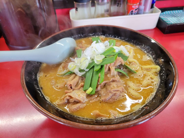 勝村さんの父が営む『かっちゃんらーめん』のもつ煮込みラーメン。『丸勝』よりもホルモンの野趣が強く、また別の味わいに驚かされる。