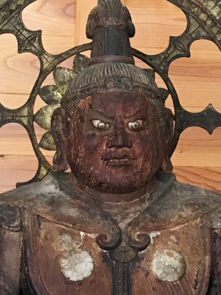 目に水晶を嵌めた「玉眼」という技法で生命力アップ。