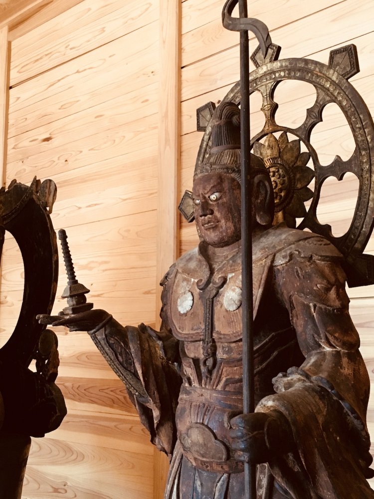 グループとソロ活動では名前が変わります。