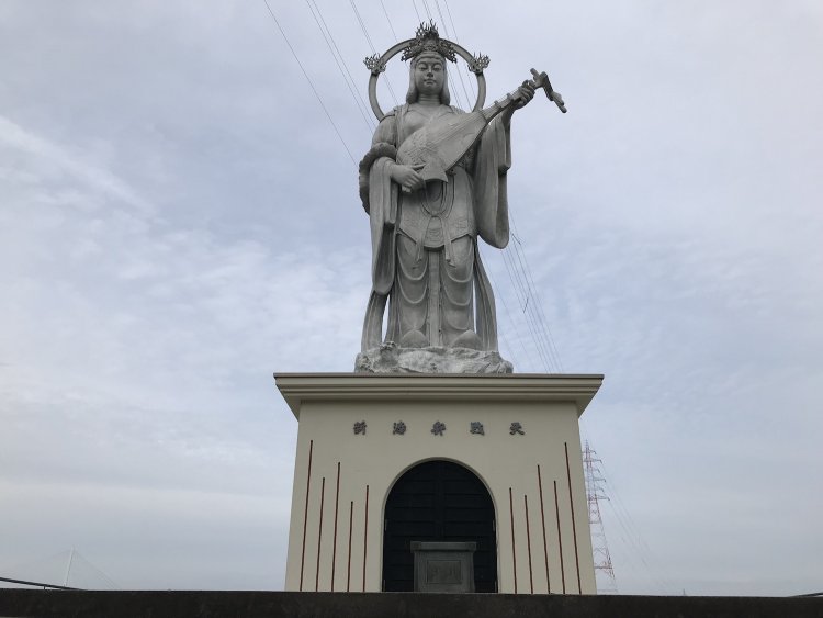 琵琶を弾く姿で知られる弁財天。