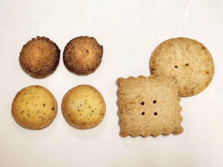 ココナッツサブレ170円、ローズマリーサブレ170円、仏産バターのショートブレッド200円、有塩バターのショートブレッド170円。