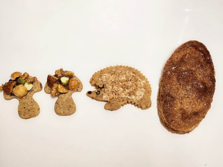 左からチョコきのこ300円、はりねずみクッキー200円、リーフパイ250円。