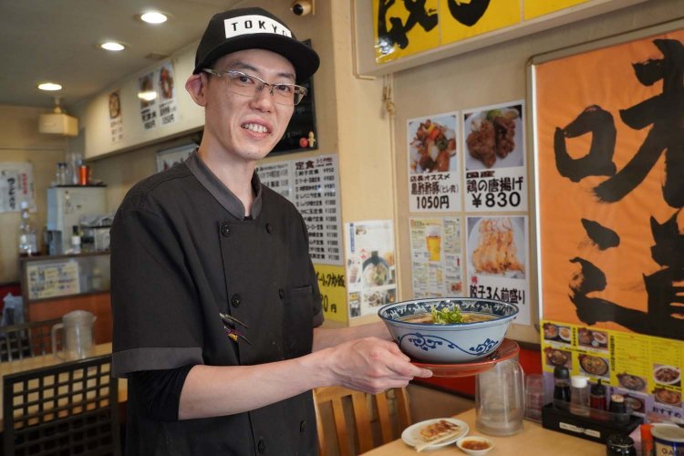 アイドルタイムにもかかわらずせわしなく接客をする大島将さん。