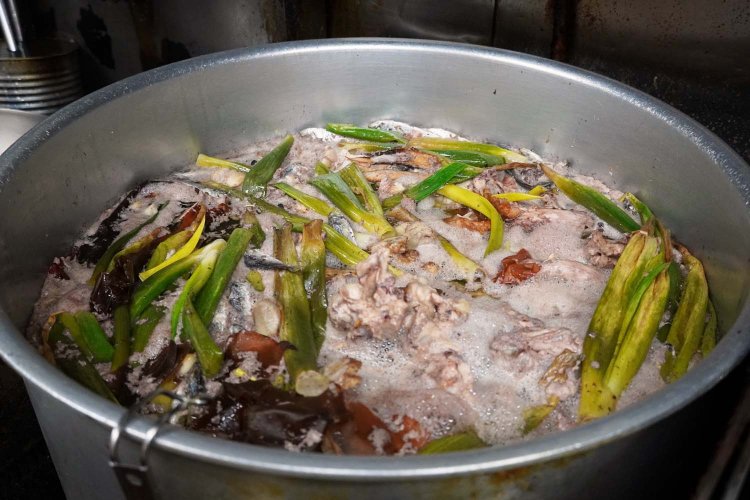 仕込み中のスープ。ショウガやネギ、鶏ガラやトンコツ、魚介などを合わせ、コクがありながらも臭みのないスープが完成する。