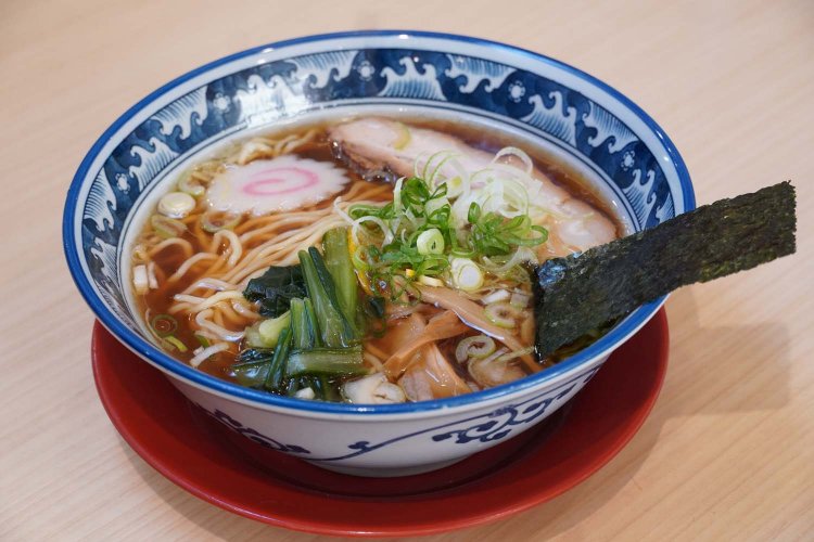 下町醬油ラーメン850円、餃子とのセットは1200円。