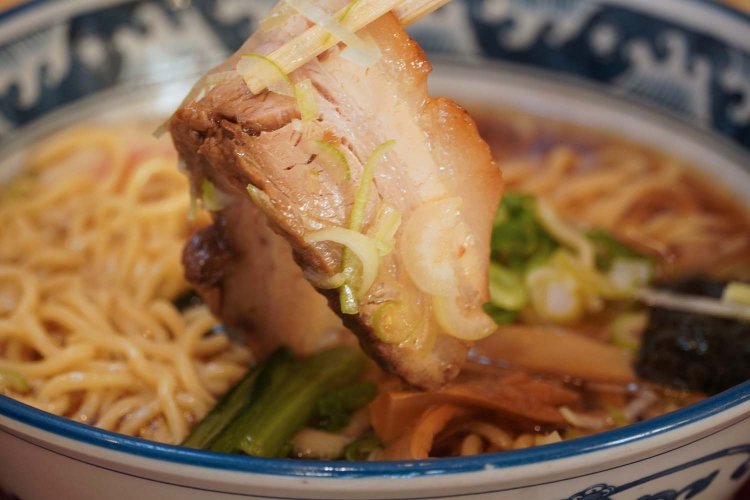 自家製チャーシューの脂がよりコクを与え、歯ごたえもあって満足感も得られる。