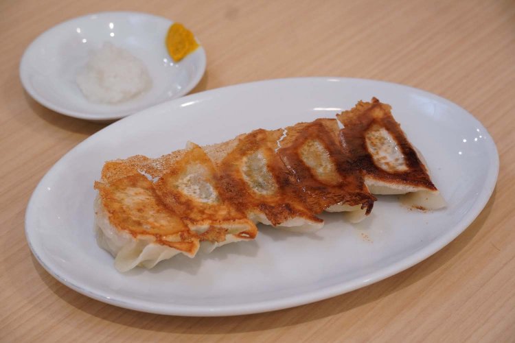 大根おろしで食べる餃子。最初はタレをつけずに味わってみよう。