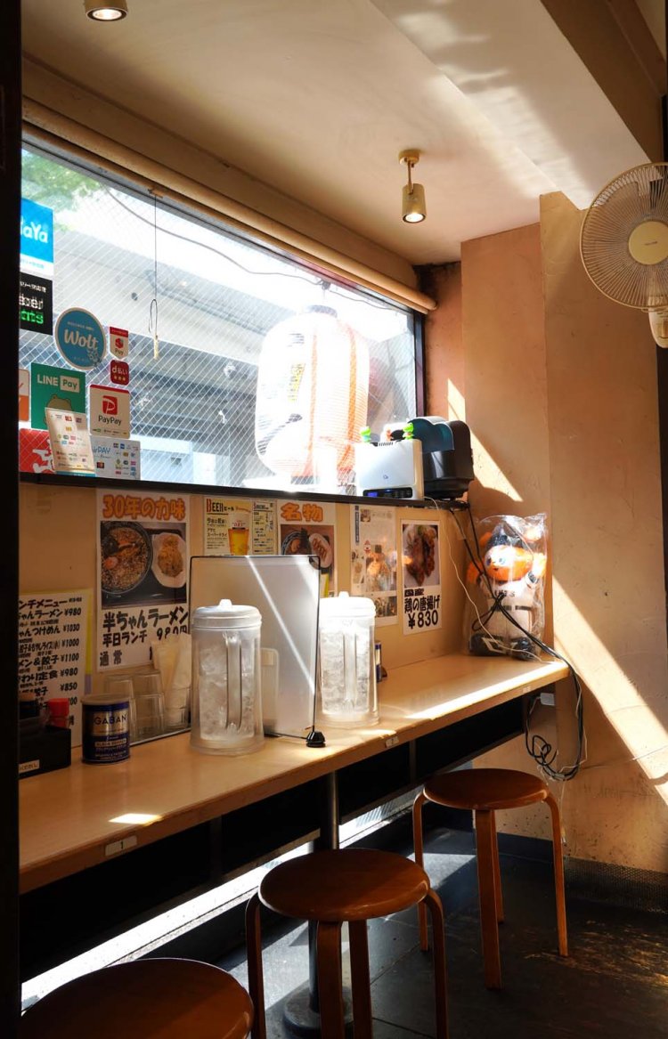 入り口すぐ横に設けられカウンター席は、個室感もあって一人飯にもってこい。