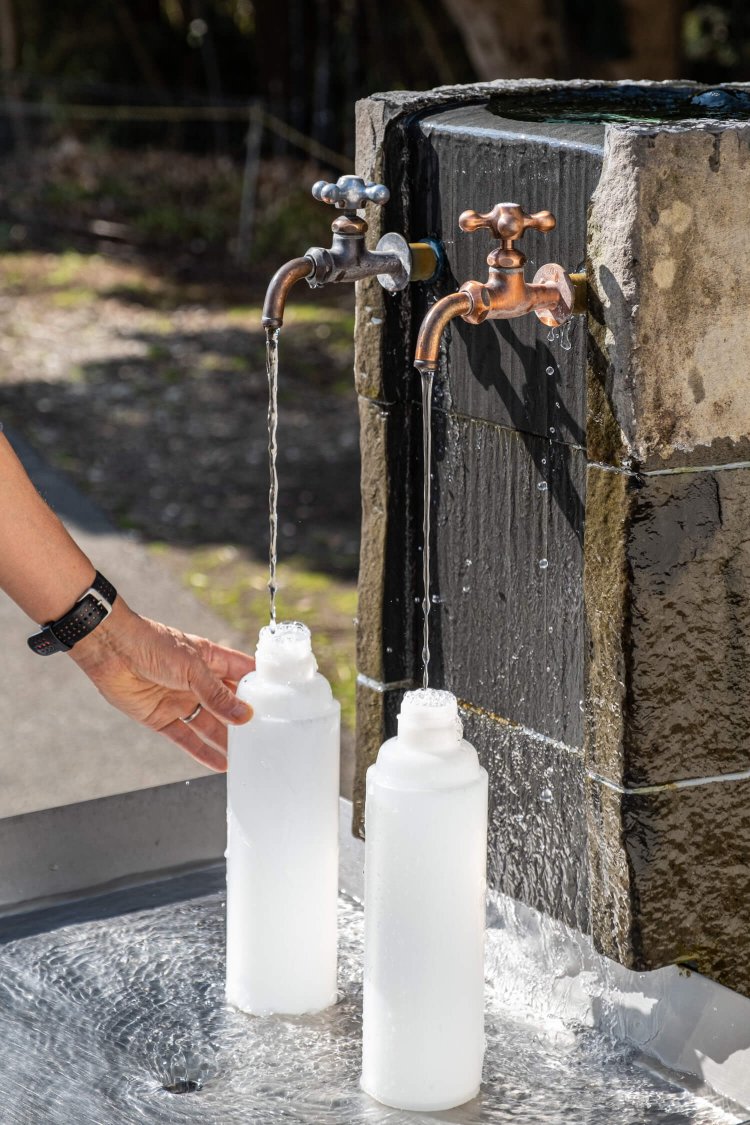 「柿田川湧水の道」にある水汲み場。開放時間は売店営業時間に準じる。