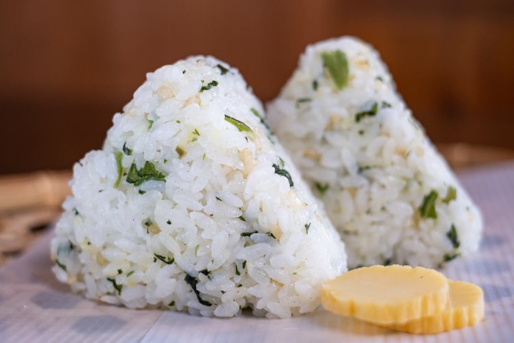 わさび菜を混ぜ込みピリ辛のわさびのりを具材に入れた緑米むすび。