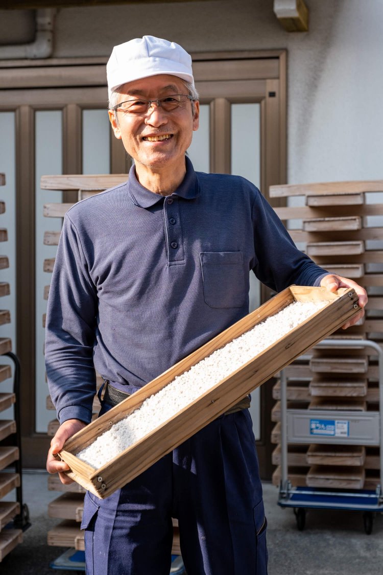 室（ムロ）から取り出した板糀を手にする三代目の板倉清人さん。