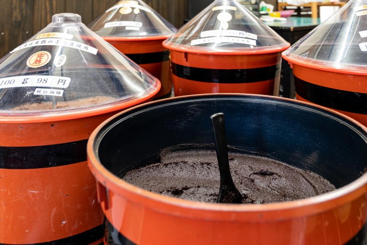 米・麦合わせて7種類の味噌は風味とコクが特徴で100g 88円～162円の量り売り。