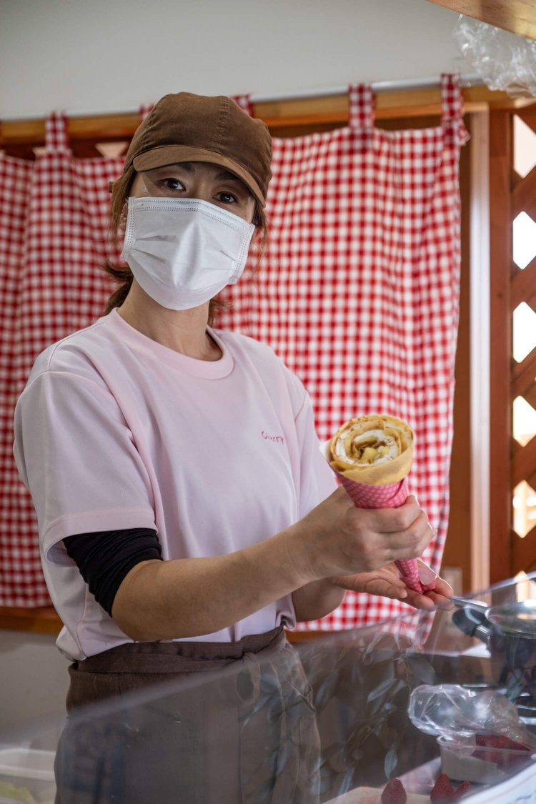 一人で店を切り盛りする山本宏子さん。「火加減を調整しながらのガス焼きにこだわっています」。