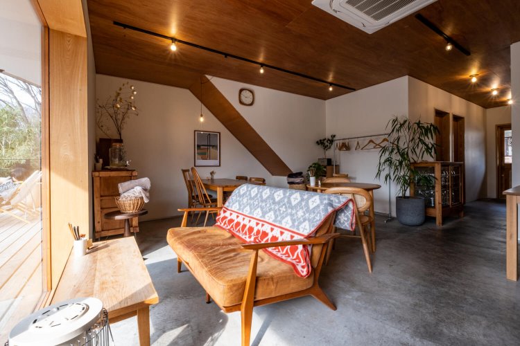 好みの席でのんびり過ごしたくなる、落ち着いた空間も魅力の一つだ。