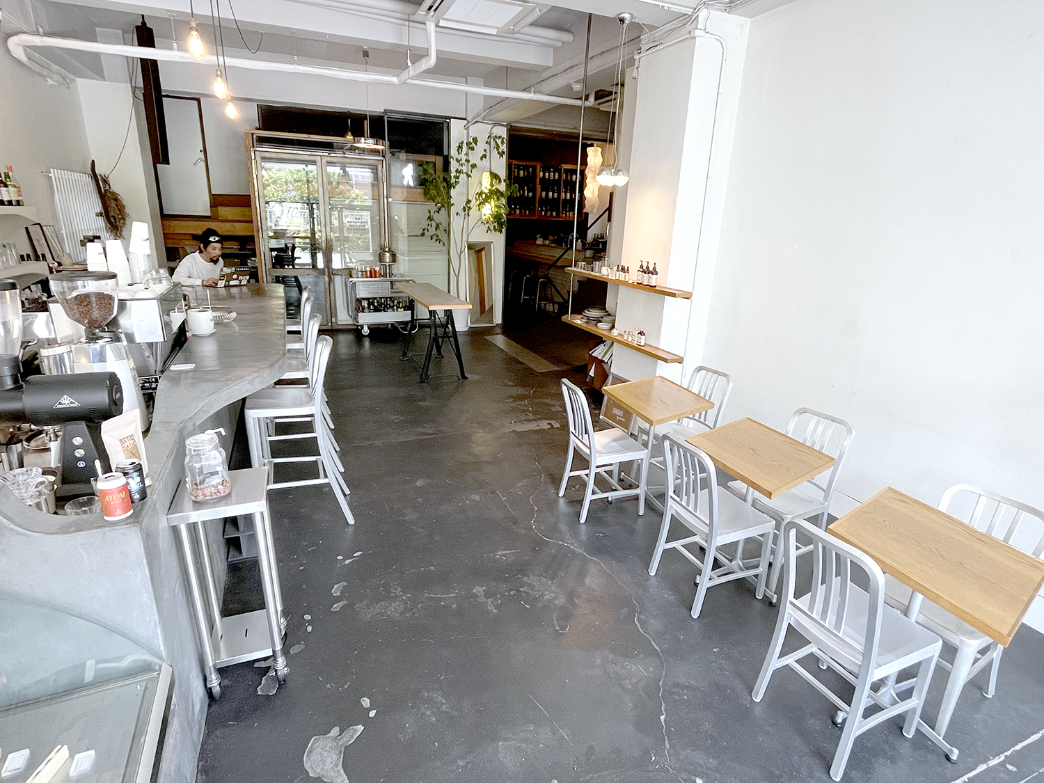 カフェ兼立ち飲みスペースの奥には日本酒と和食を提供するバー『sake.about』がある。