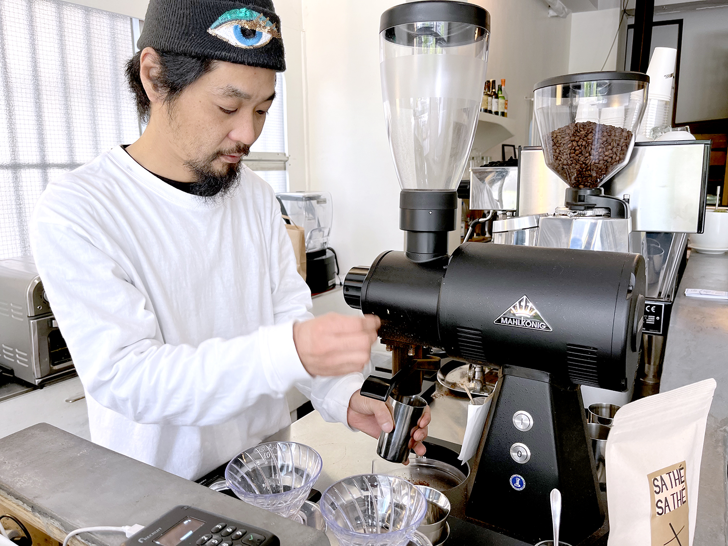 コーヒーはカフェ店長の岡さんがハンドドリップしてくれる。