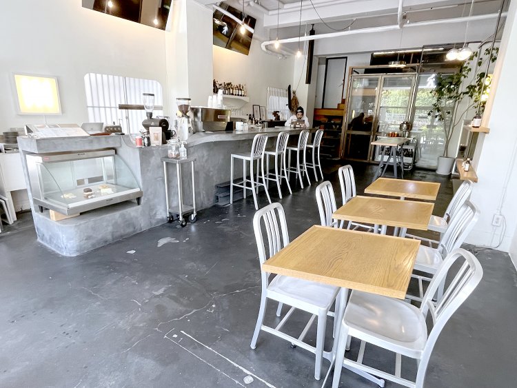 席間が広く、ゆったりとくつろげるカフェエリア。