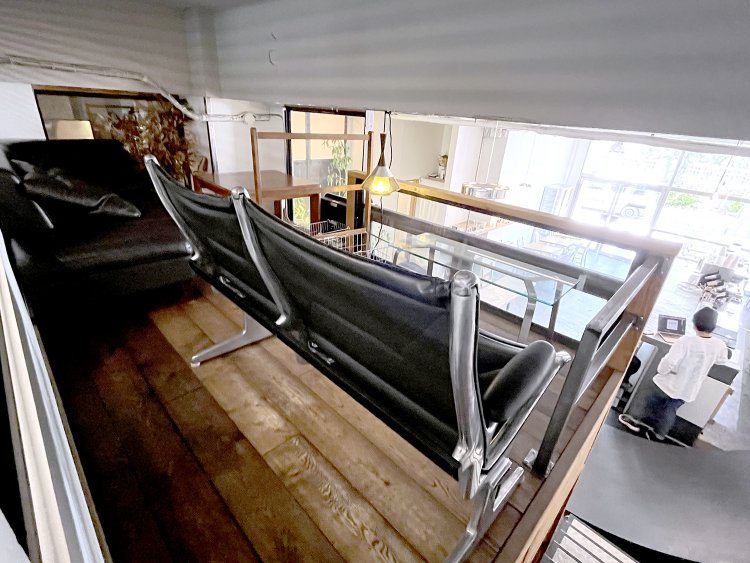 カフェを見下ろせる開放的なロフト席。