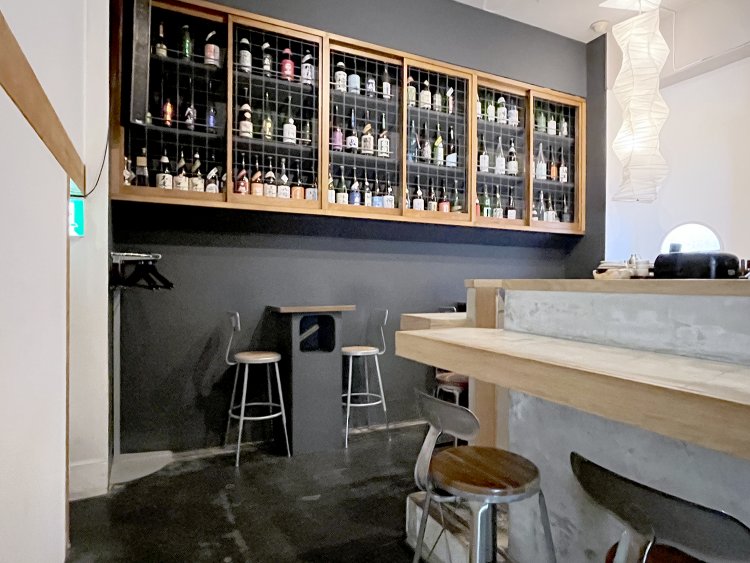 奥にある客室は、夜になると『sake.about』として日本酒と食事を提供する。