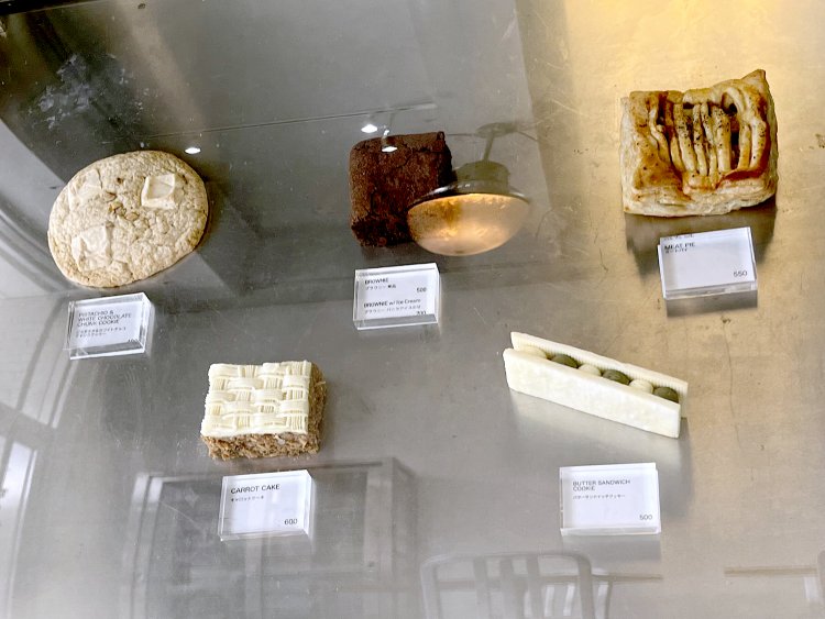 写真左下がキャロットケーキ600円。