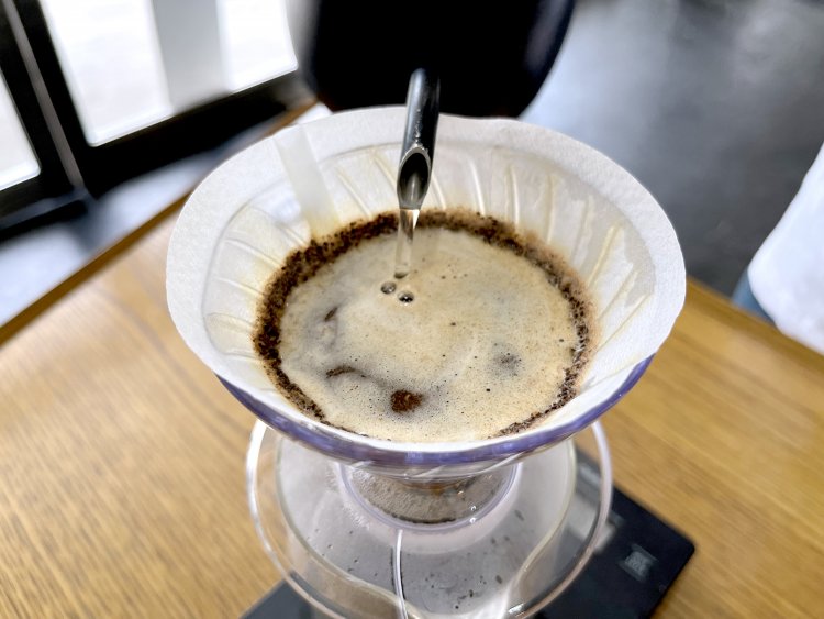 岡さんがハンドドリップで淹れてくれた。店内はたちまちコーヒーの香りに包まれる。