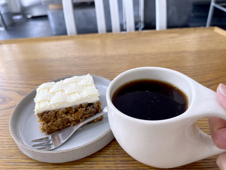 爽やかな酸味があり、さっぱりとした後味のホンジュラス産中浅煎りコーヒーと、チーズとスパイスが香るキャロットケーキ。