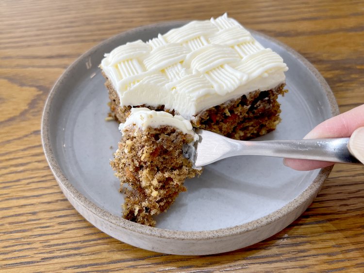 生地はしっとりしているのにザクザクとした食感がクセになる。