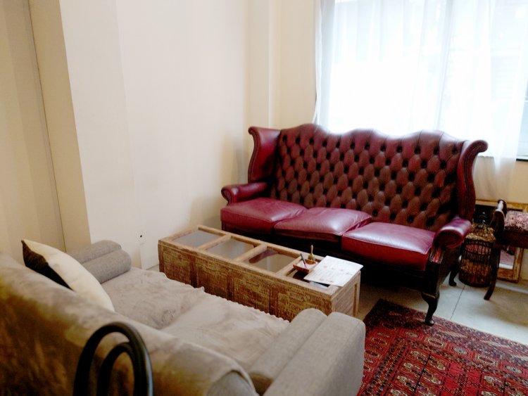 窓際にはチェスターフィールドのソファ。